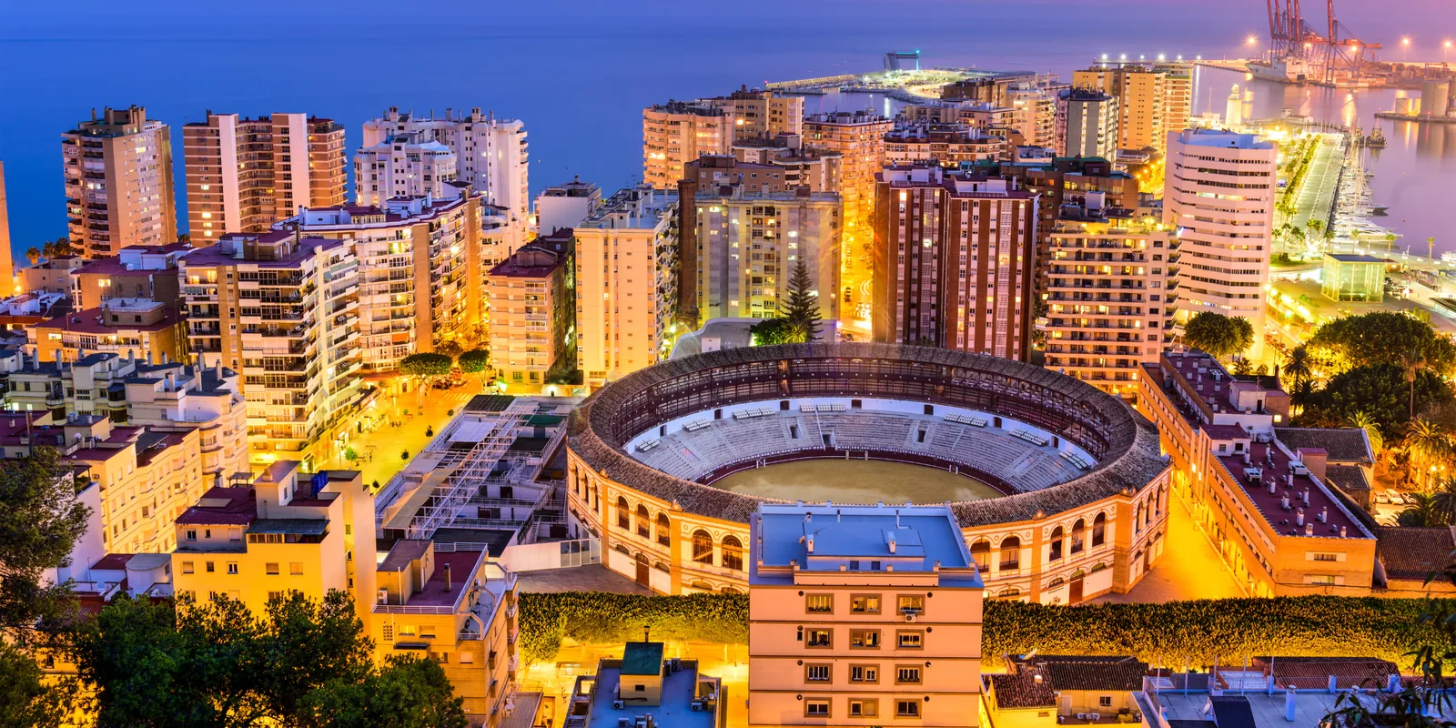 Vista del centro histórico de Málaga con la Catedral, la Alcazaba y el puerto desde Gibralfaro